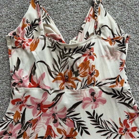 Garage XS Soft Floral Twist Front Dress‎ - Picture 4 of 8